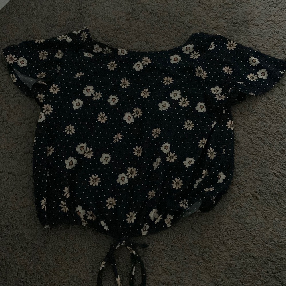 I’m selling this very light flower printed t shirt from kohls